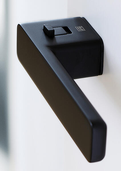 Schwarzer Design-Türdrücker mit integrierter smart2lock Funktion