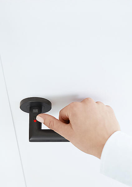 Hand betätigt schwarzen Türdrücker mit smart2lock Mechanik und roter Anzeige