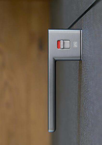 Edelstahl Türdrücker mit integrierter smart2lock Schließtechnik und roter Anzeige – 
