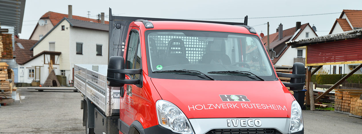 Lieferfahrzeug des Holzfachmarkts Rutesheim Rotes Lieferfahrzeug des Holzfachmarkts Rutesheim auf einem Parkplatz.