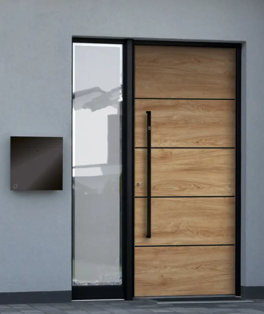 Haustür in heller Holzoptik mit schwarzen Querlinien, langem schwarzem Griff und seitlichem Glaselement