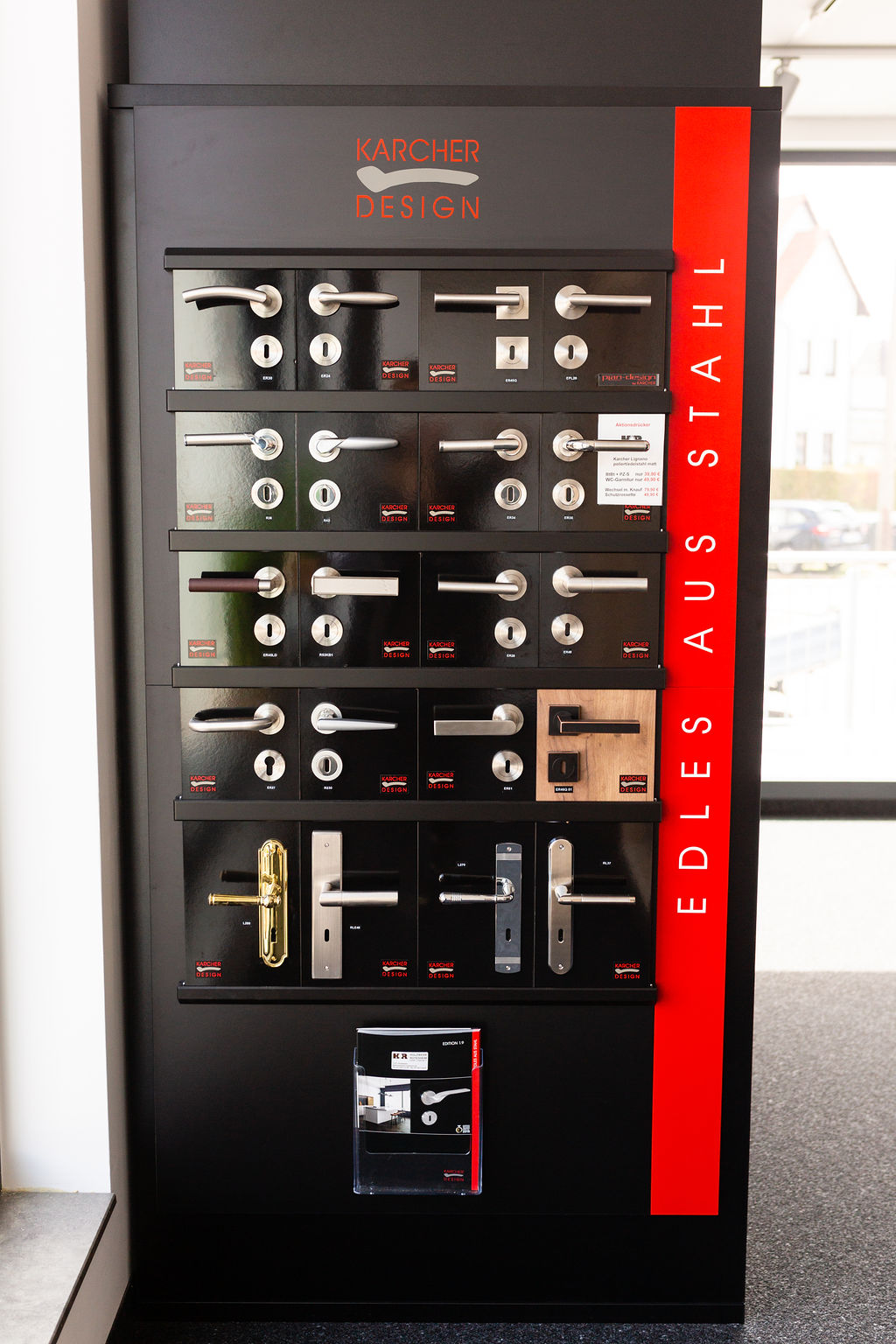 Moderne Türgriffe und Türdrücker von Karcher Design in der Ausstellung beim Holzwerk Rutesheim