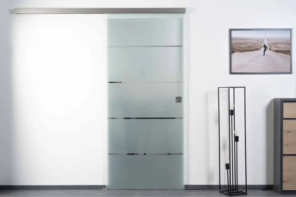 Satinierte Glasschiebetür mit mehreren horizontalen transparenten Linien