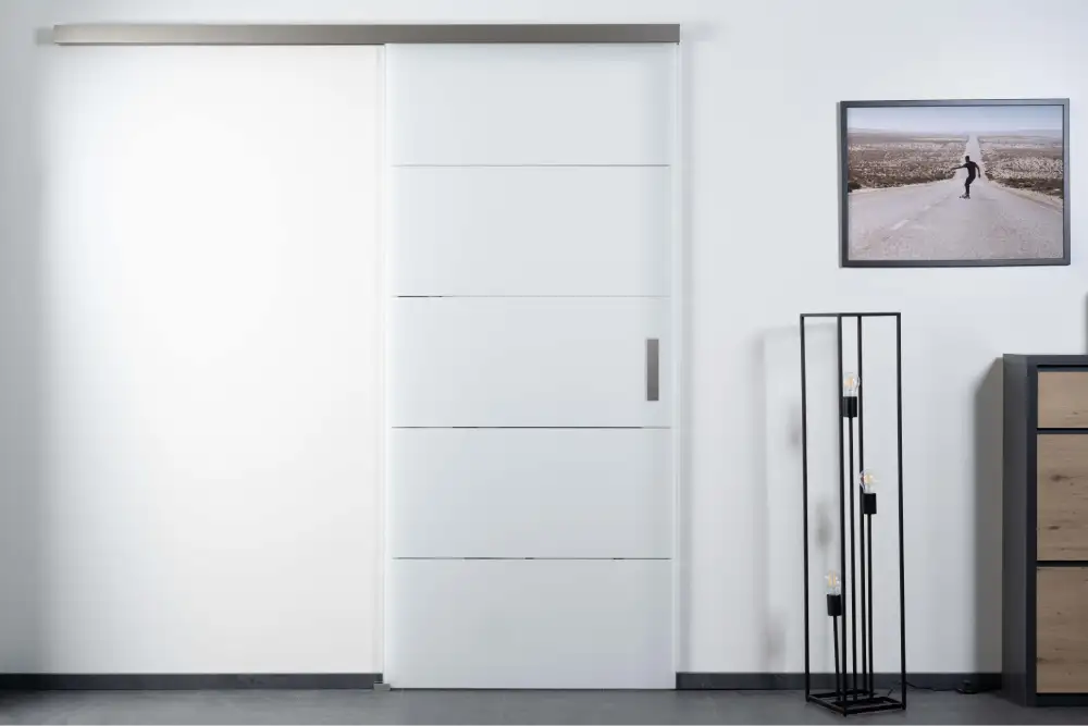 Satinierte Glasschiebetür mit dezenten horizontalen transparenten Linien in modernem Wohnraum