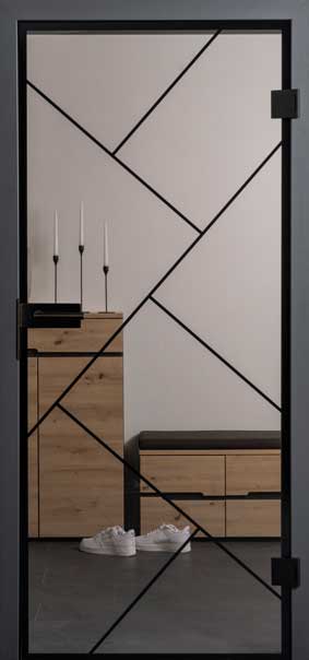 Transparente Ganzglastür mit schwarzem Rahmen und diagonal verlaufendem geometrischem Liniendesign