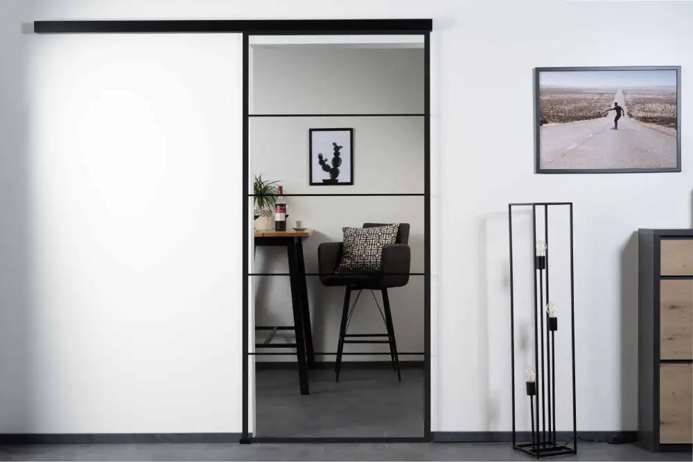 Transparente Glasschiebetür im Industrial Style mit schwarzem Metallrahmen und horizontalen Sprossen
