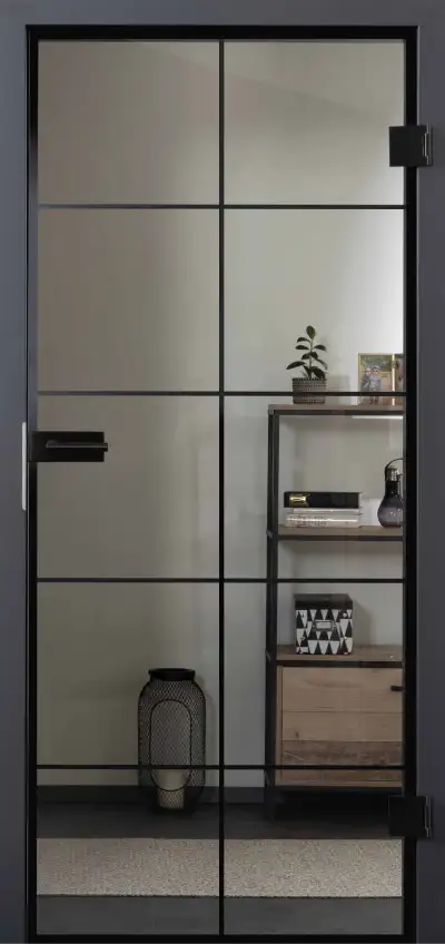 Ganzglastür im Loft-Stil mit schwarzem Rahmen und großflächiger geometrischer Sprossenteilung