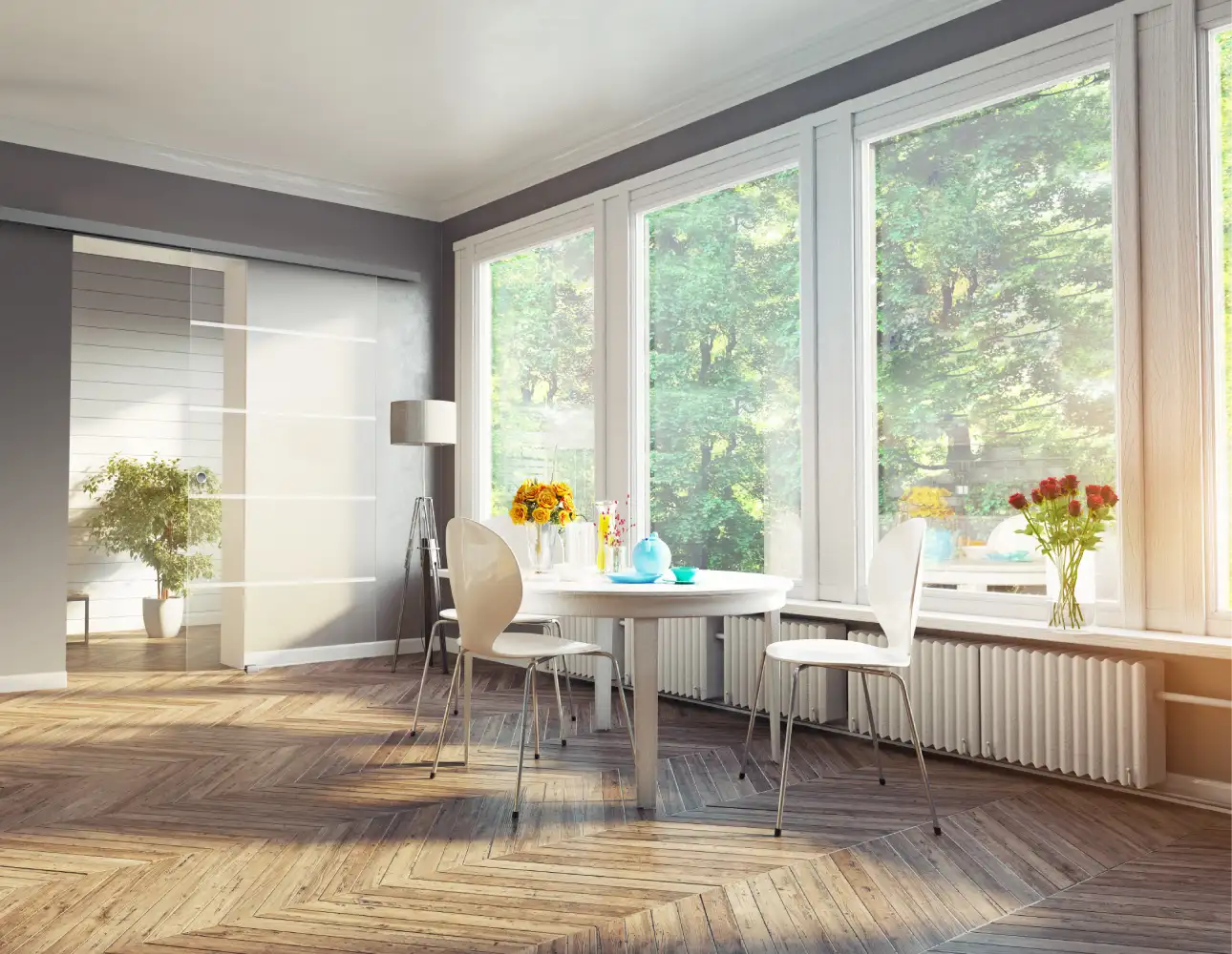 Glasschiebetür mit satinierten Flächen und horizontalen transparenten Streifen in hellem Wohnraum