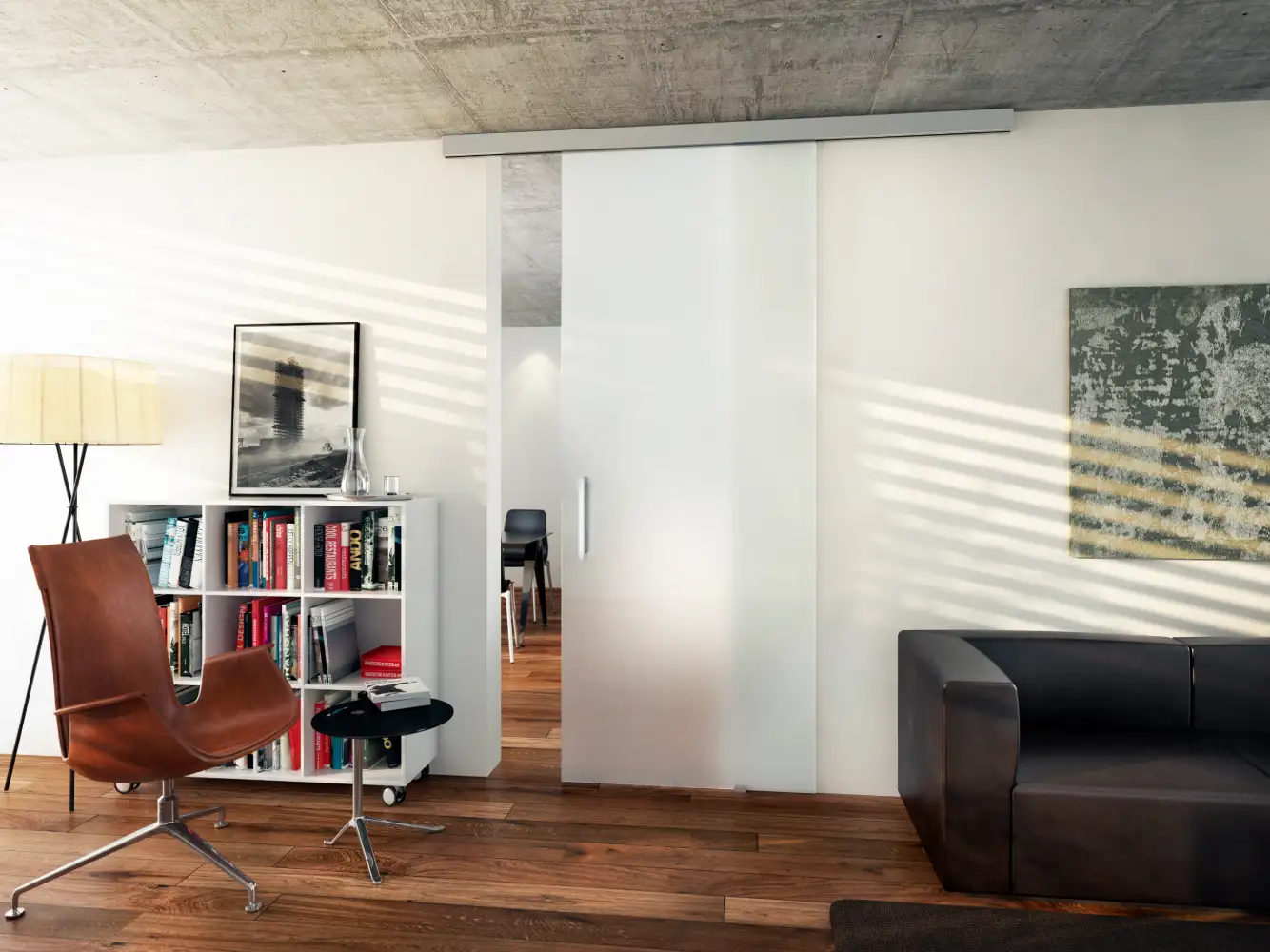 Großflächige satinierte Glasschiebetür mit schlichtem Design in modernem Wohnraum