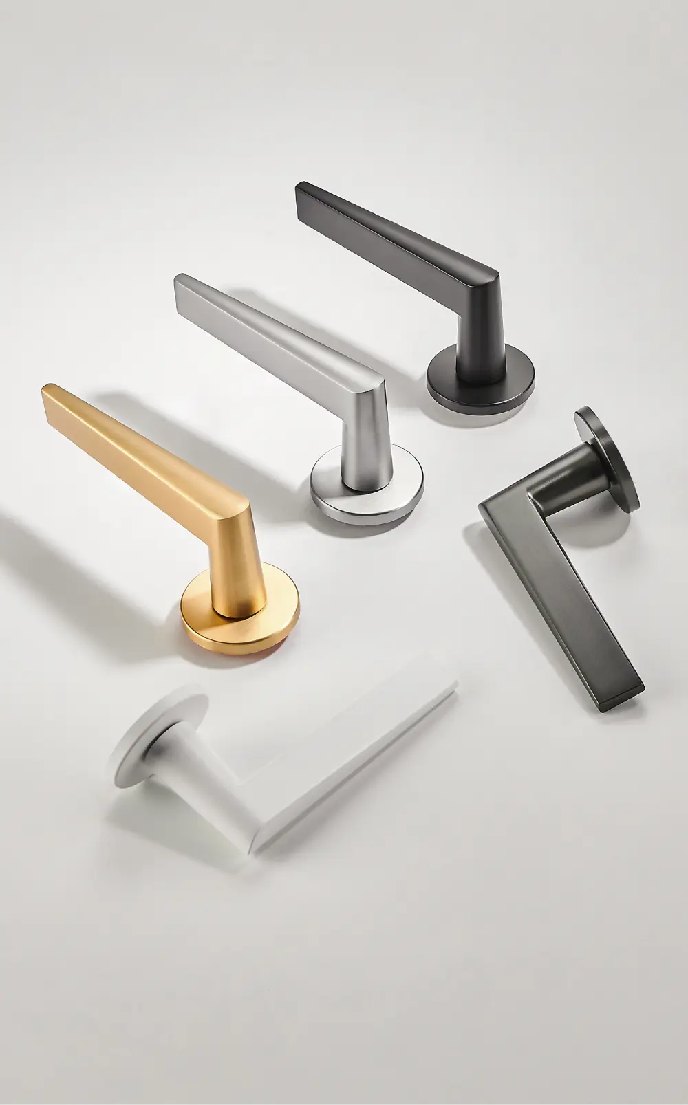 Fünf moderne Türdrücker der Griffwelt Anzio Serie mit runden Rosetten in Schwarz, Weiß, Silber, Grau und Gold