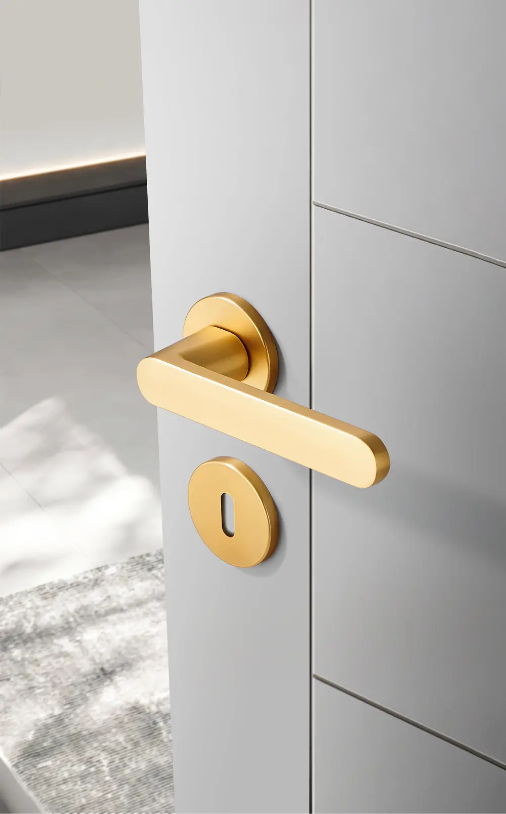 Mattgoldener Griffwelt Aversa Türdrücker mit runder Rosette und passender Schlüsselrosette an grauer Innentür