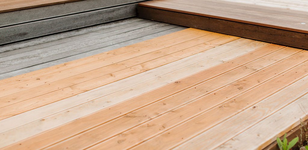 Terrassendielen-Ausstellung im Holzfachmarkt Rutesheim Stapel von Terrassendielen in verschiedenen Holzarten im Außenbereich des Holzfachmarkts Rutesheim.