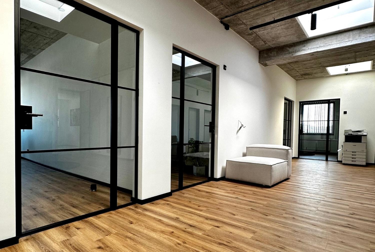 ein großer offener Raum mit mehreren Lofttüren