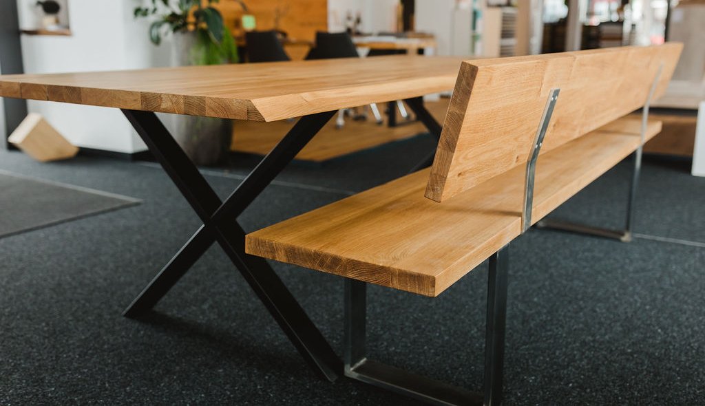 Moderner Holztisch mit Bank im Ausstellungsraum des Holzfachmarkts Rutesheim.