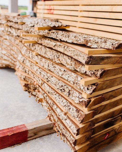 Holzplatten im Außenlager des Holzfachmarkts Rutesheim Gestapelte Holzplatten im Außenlager des Holzfachmarkts Rutesheim.