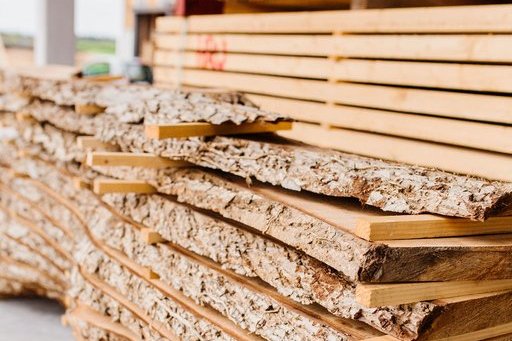 Gestapelte Holzplatten im Außenlager des Holzfachmarkts Rutesheim.