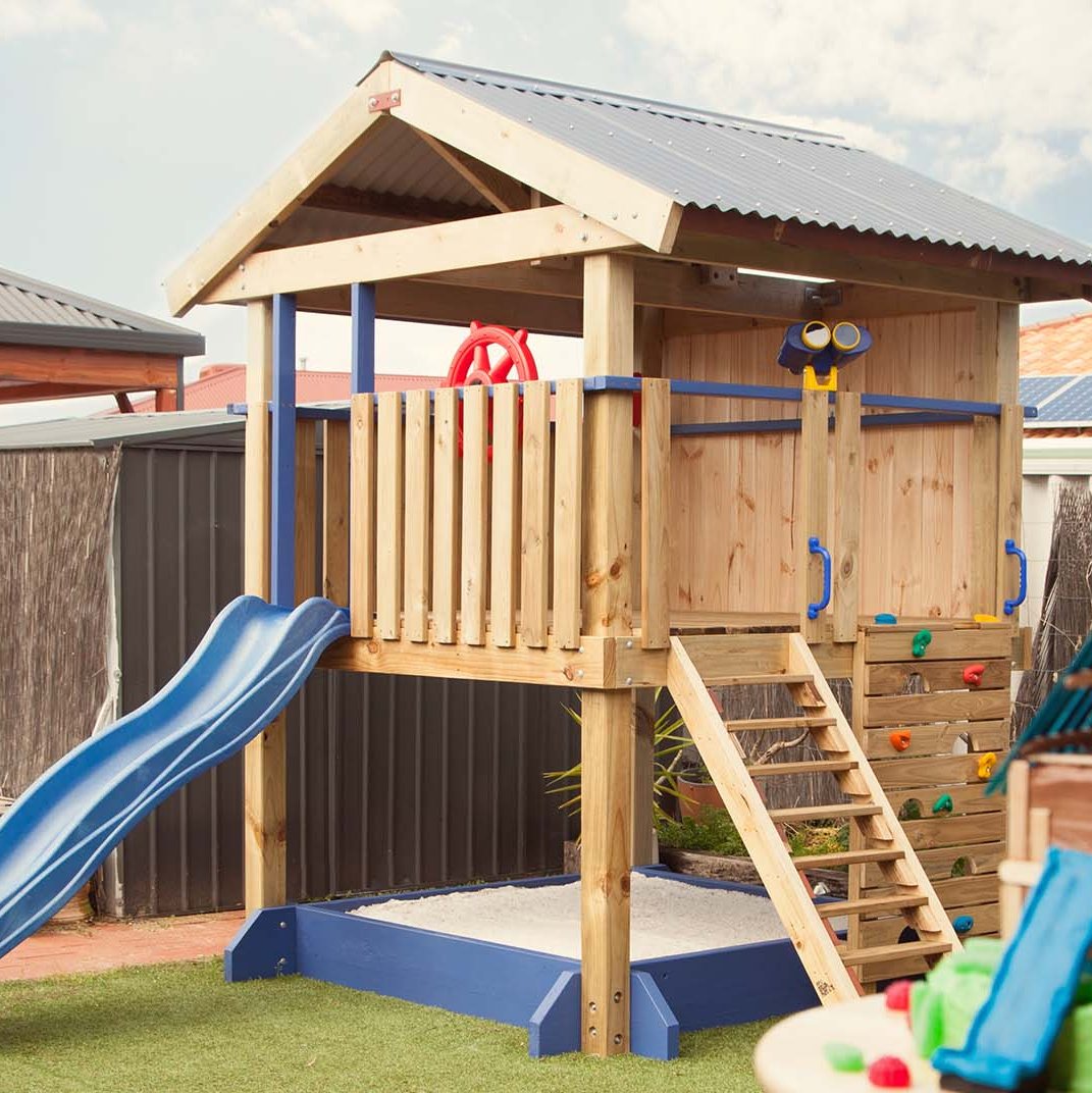 Ein Spielturm mit Rutsche im Garten