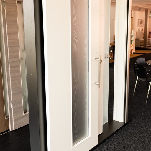 Weiße moderne Innentüren mit vertikalem Glasausschnitt in der Ausstellung von Holzwerk Rutesheim