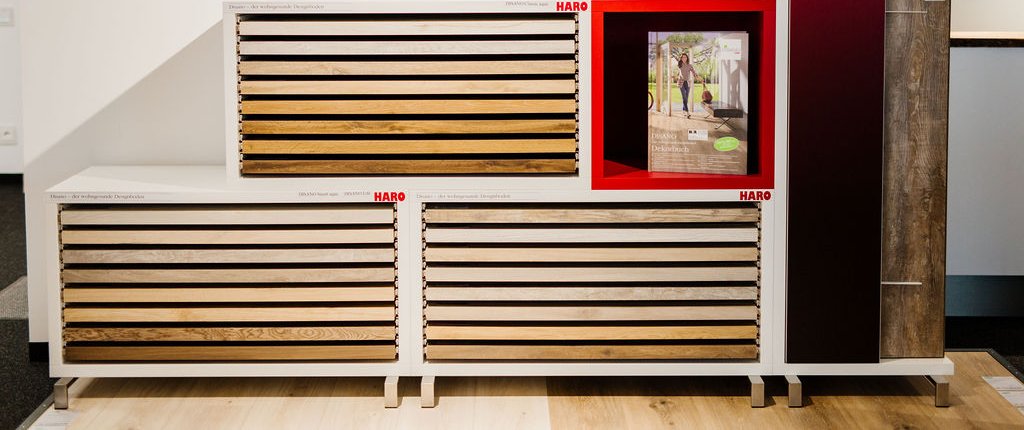 Holzproben-Ausstellung im Holzfachmarkt Rutesheim Ausstellung von Holzproben in einem Regal im Holzfachmarkt Rutesheim.