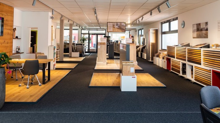 Blick in die große moderne Ausstellung beim Holzwerk Rutesheim