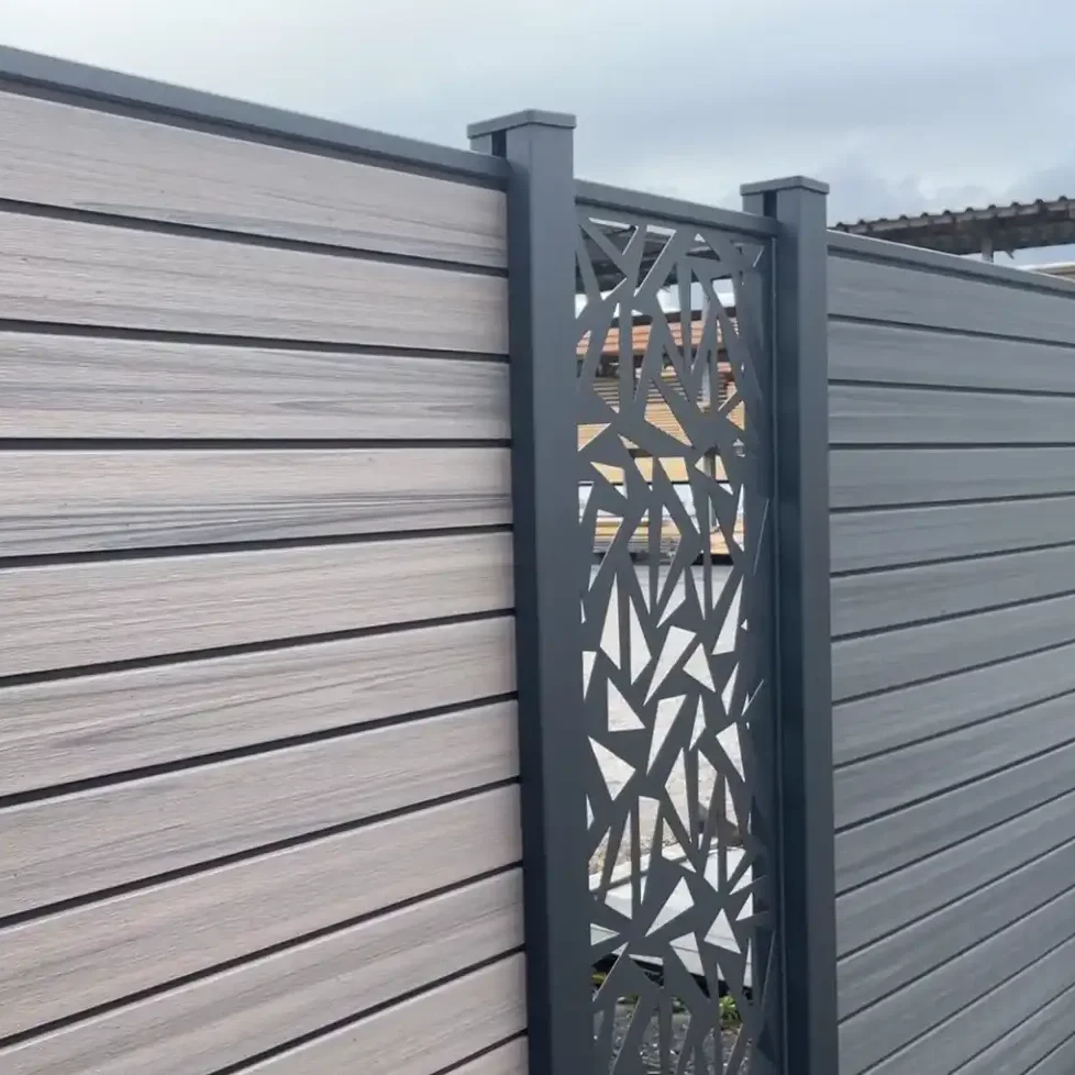 WPC-Sichtschutz in grau mit Designelement aus Metall