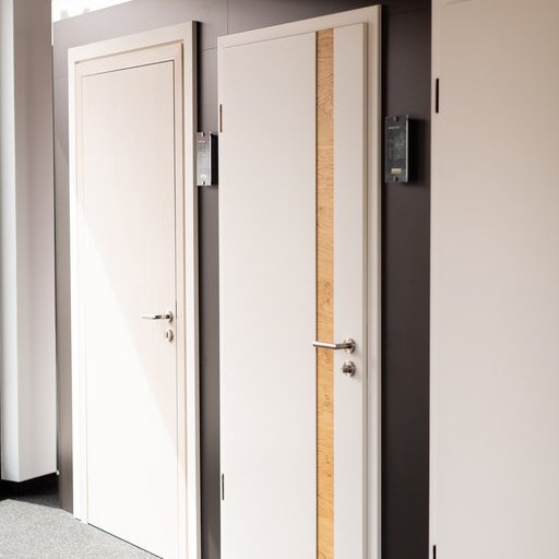 Moderne weiße Design-Innentüren mit vertikalem Holzelement im Türblatt