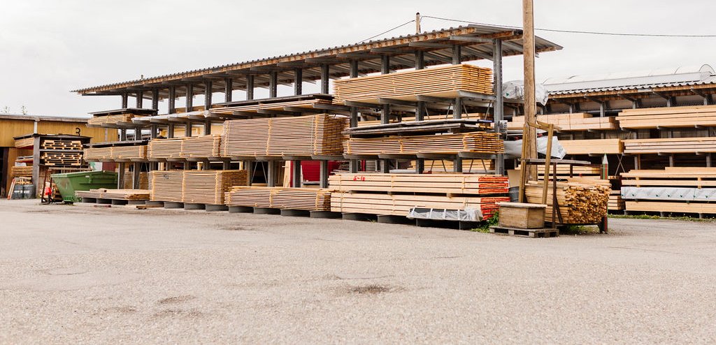"Holzlager im Außenbereich des Holzfachmarkts Rutesheim" Außenlager mit gestapeltem Holz im Holzfachmarkt Rutesheim.