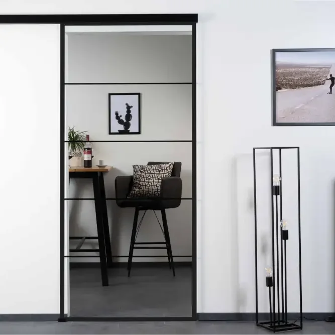eine Glastür im Loftstyle mit schwarzen Querstreifen